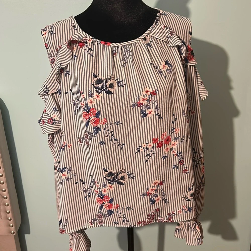 Xhilaration cold shoulder blouse - Picture 1 of 5